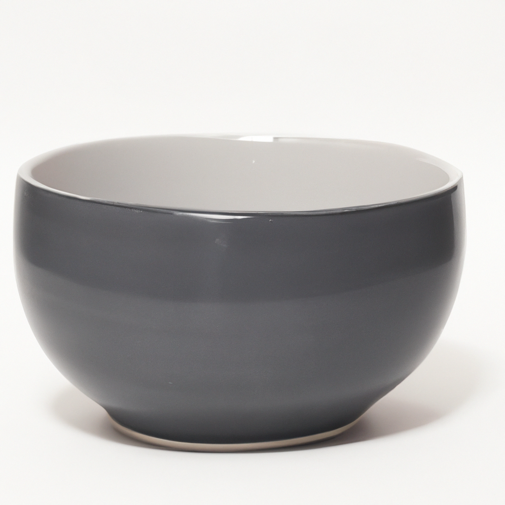 Fotografía de producto minimalista: cerámica con luz suave sobre fondo blanco en estudio de Madrid